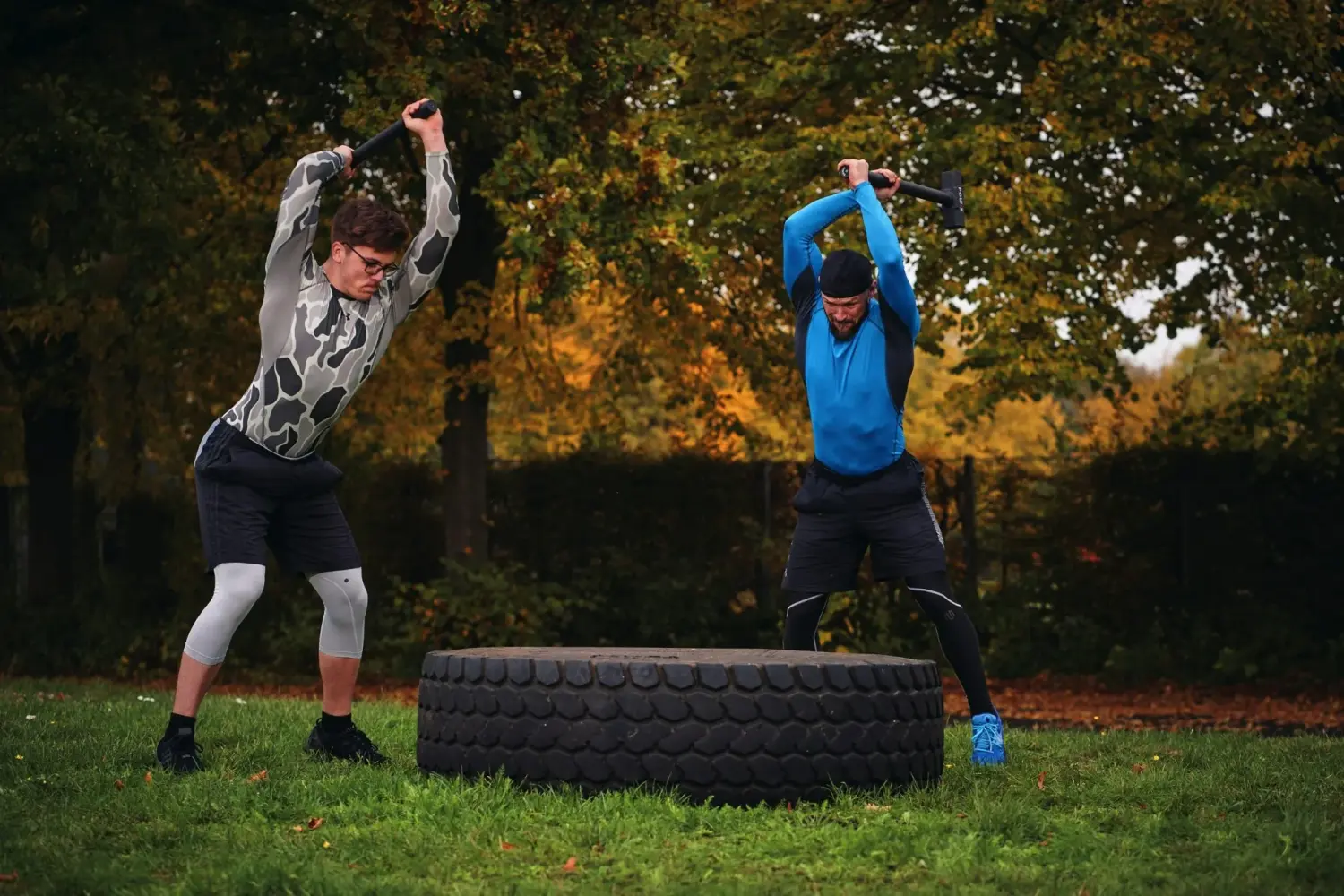 Mann macht Fitnessübungen