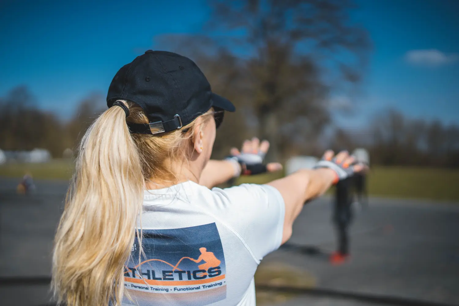 Frauen machen Fitnessübungen