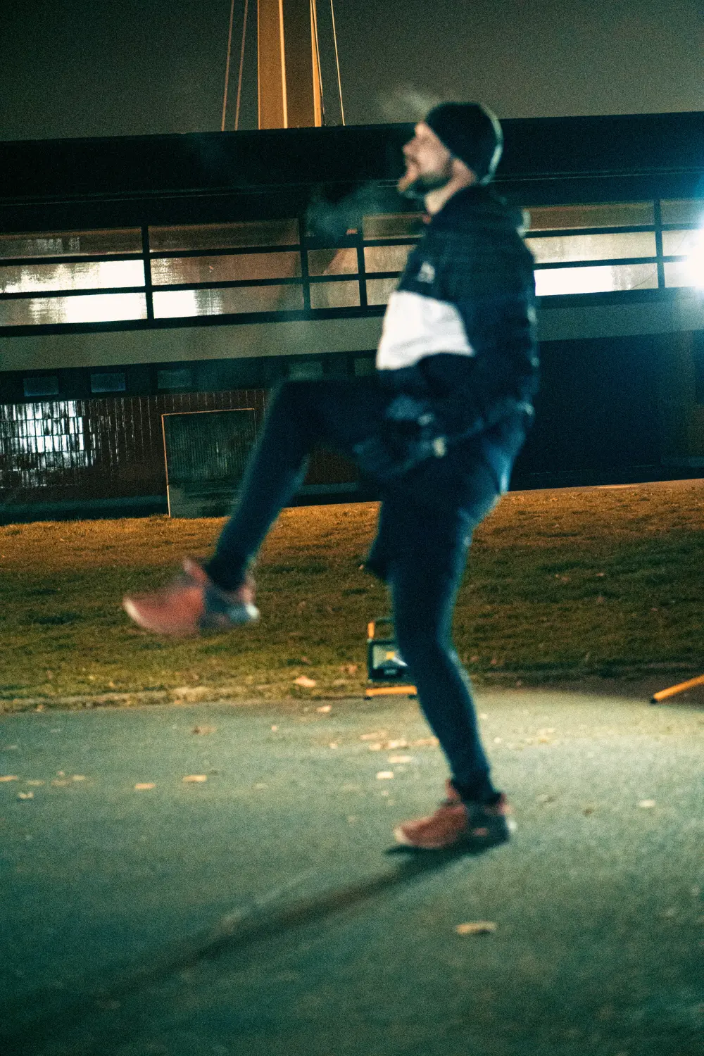 Maciek macht Outdoor-Fitnessübungen