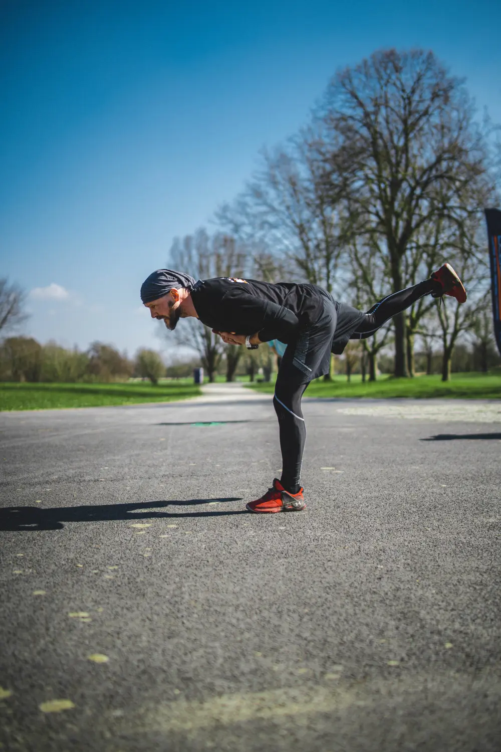 Maciek macht Outdoor-Fitnessübungen