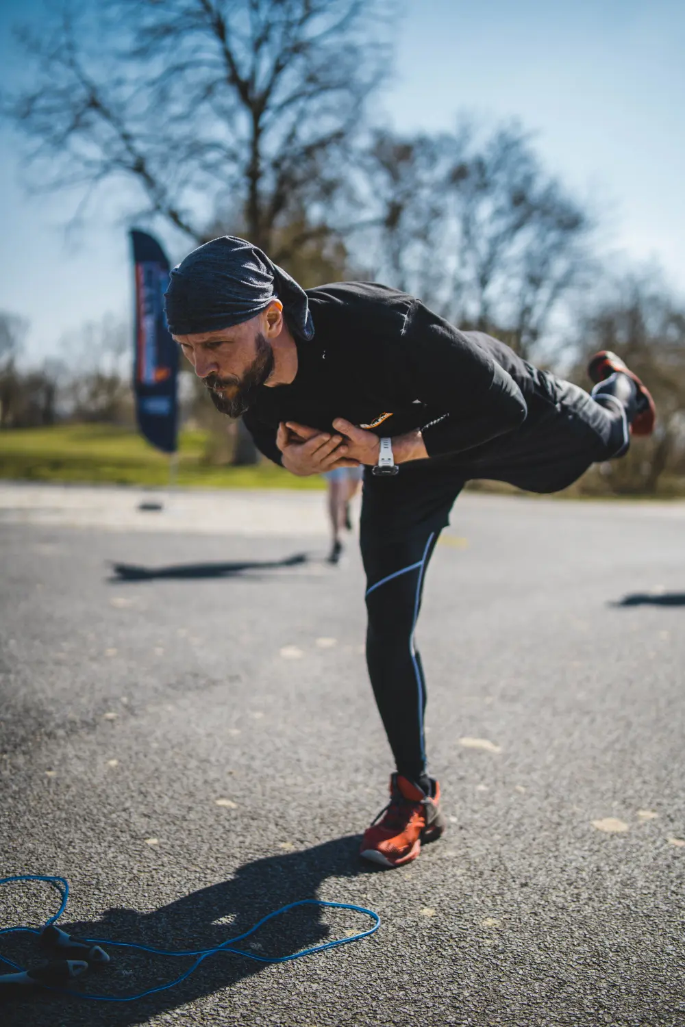 Maciek macht Outdoor-Fitnessübungen