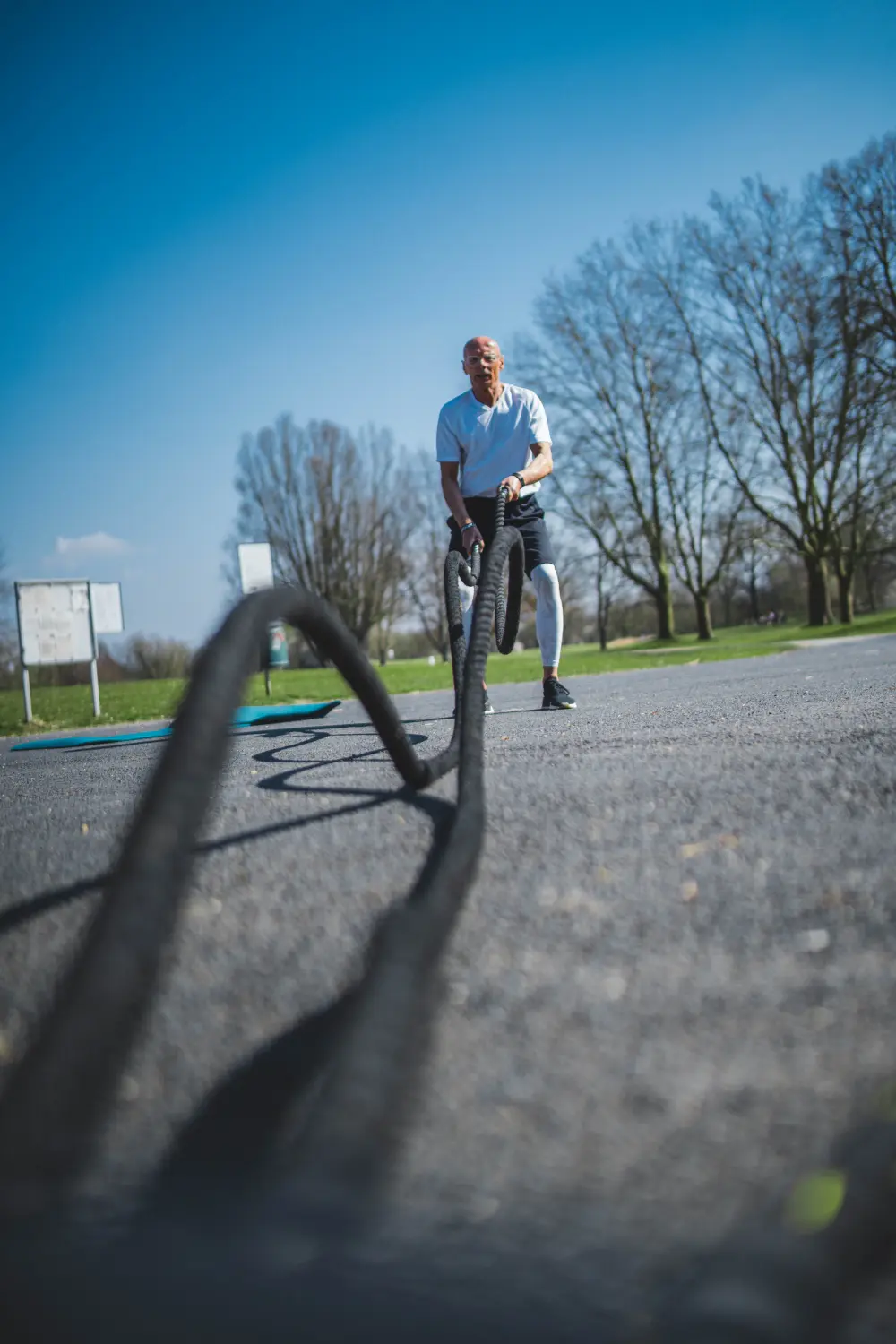 Mann macht Fitnessübungen