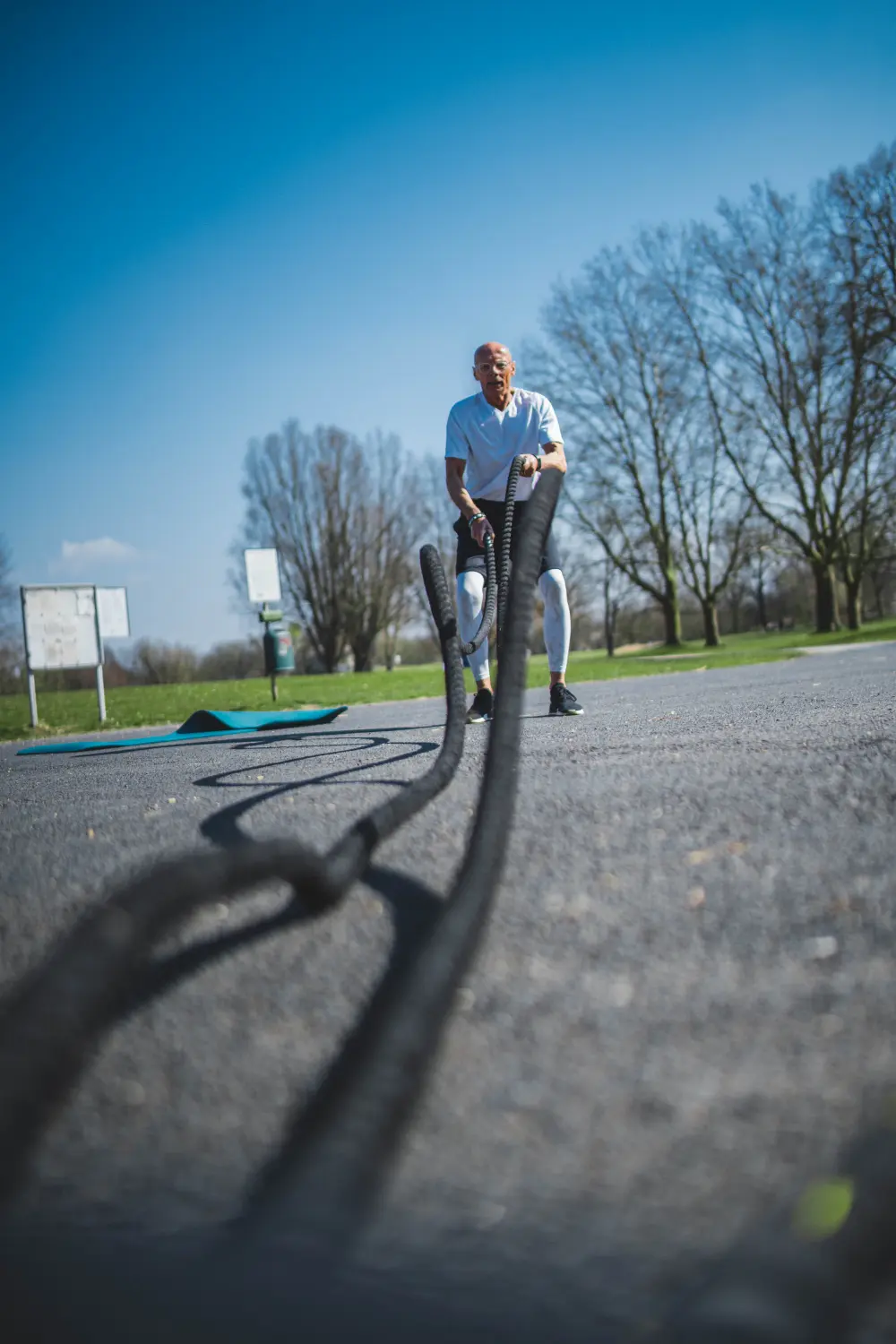 Mann macht Fitnessübungen